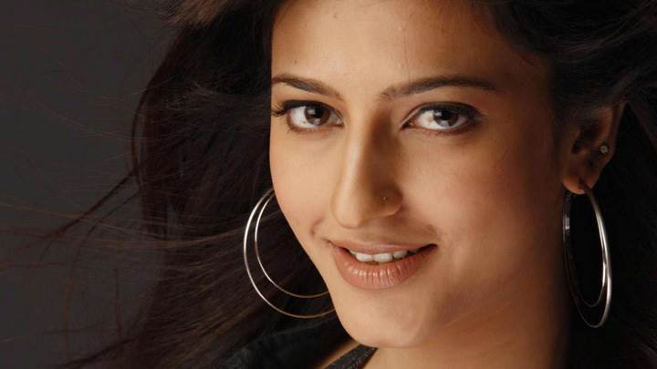 Shruti Haasan Smiling Cute Eyes And In Ring Earings Face Closeup